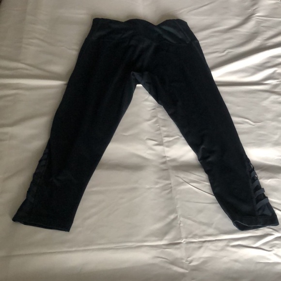 Women’s blue Danskin size medium 8/10 Capri leggings with side mesh - Picture 9 of 10